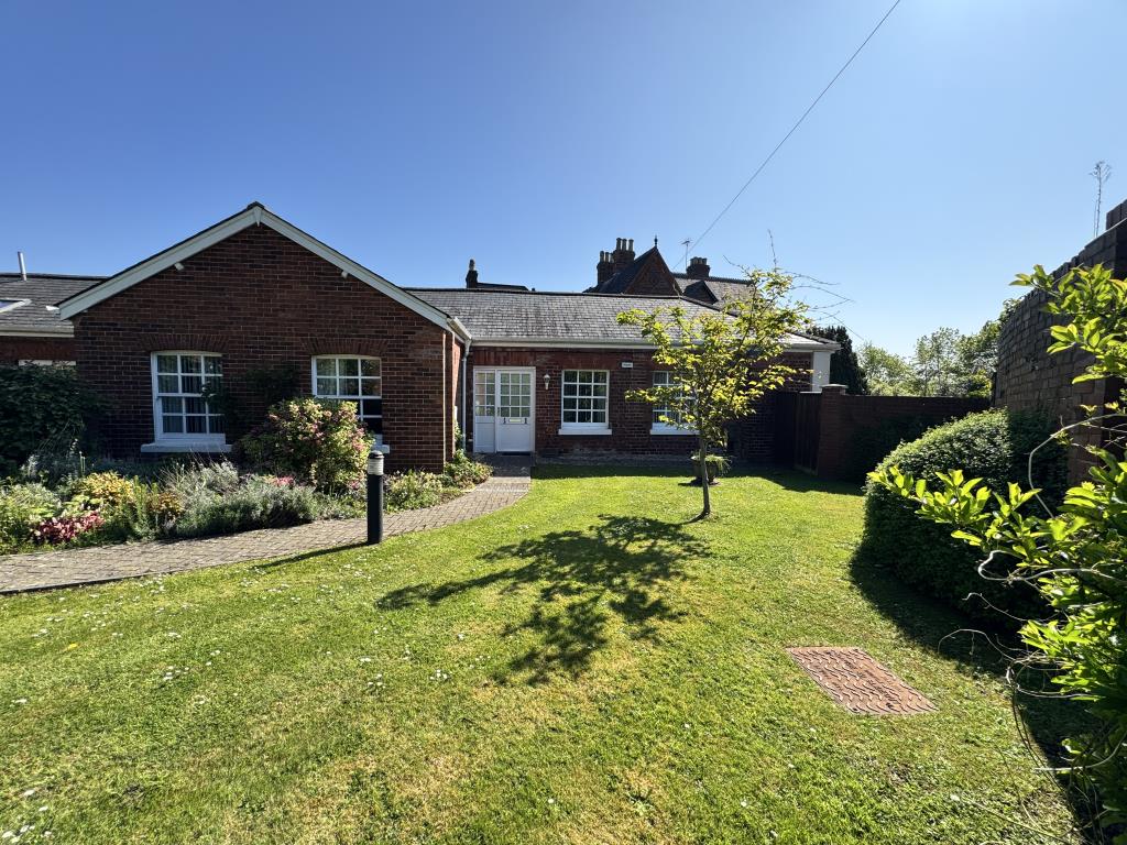 Lot: 138 - TWO-BEDROOM BUNGALOW WITH ANNEXE - Front of the property showing level lawn area